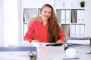 A importância da contabilidade especializada - Imagem de contadora especialista em escritório contábil