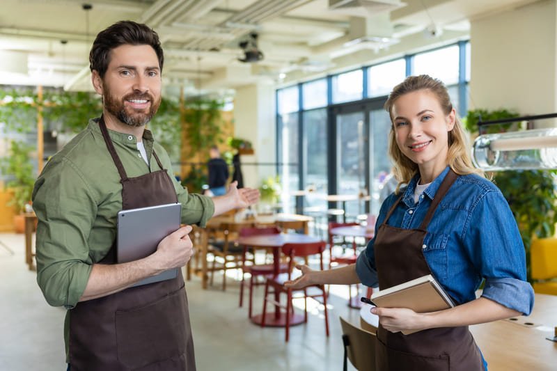 Como abrir CNPJ para restaurantes - Imagem de sócios de um restaurante após abrir empresa