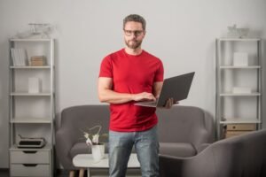 Contabilidade para infoprodutores - Imagem de infoprodutor com um notebook na venda de cursos online e ebooks