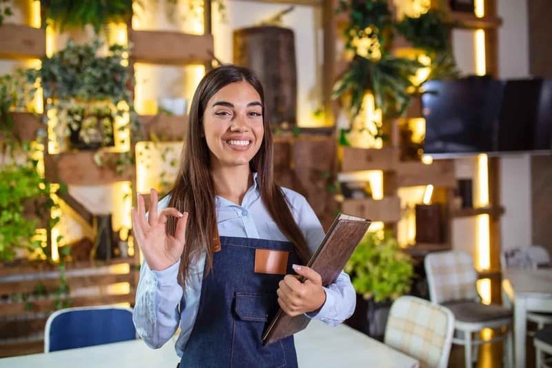 Contabilidade para restaurantes - Imagem de empresária feliz ao contratar um contador para seu restaurante