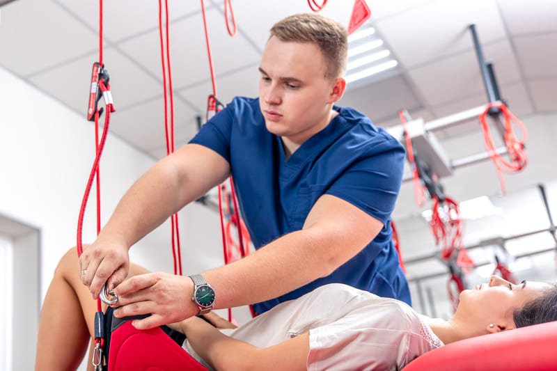 Como abrir CNPJ para fisioterapeuta - Imagem de profissional de fisioterapia em paciente em clínica