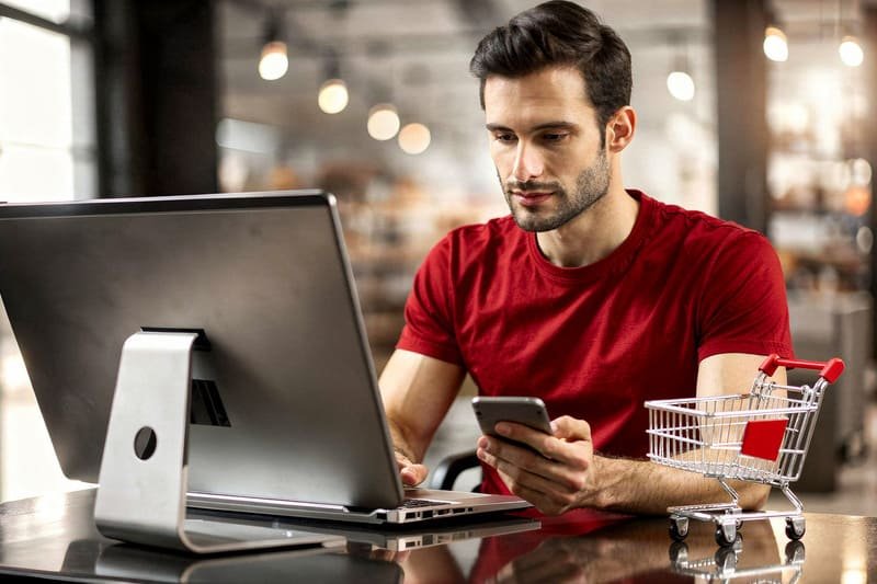 Simples Nacional para e-commerce - Imagem de empresário de comércio eletrônico nas vendas online pagando menos impostos na sua loja virtual